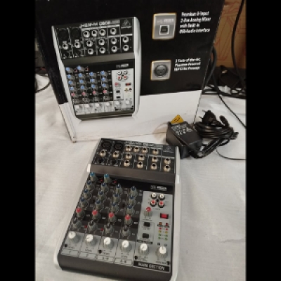 R$980 - Mesa BEHRINGER XENYX Q-802, 4 canais, super nova, na caixa, 220v...