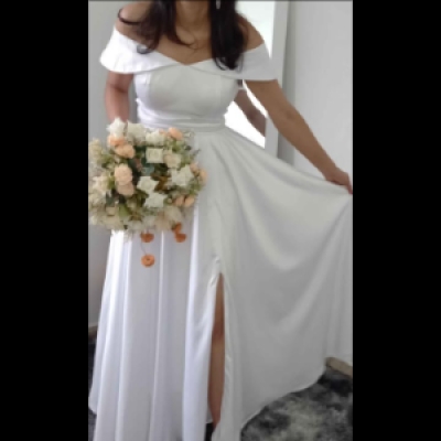 R$290 - Vestidos noiva civil, branco tamanho 38 e off-white 44.............